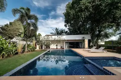 Image de 1800 sqm Manor 5 Bedroom Private Saltwater Pool\n