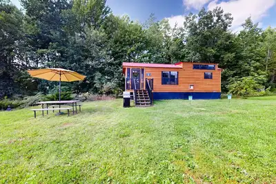 Image de Secluded dog-friendly home with loft, firepit, grill, deck, streaming, kitchen
