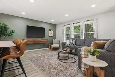 Image de Hot Tub - 20 min to Capitol - King Bed - Fireplace