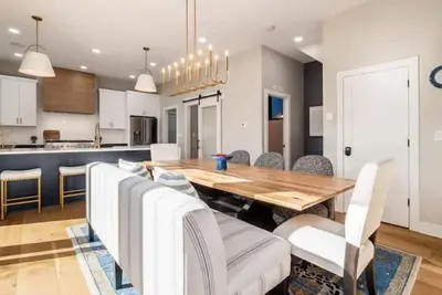 Image de High End New Build, Rooftop Hot Tub, City Views!