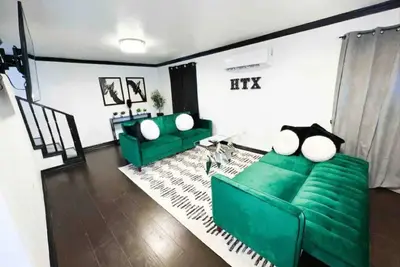 Image de Home with Power - Near downtown Houston, Medical Center