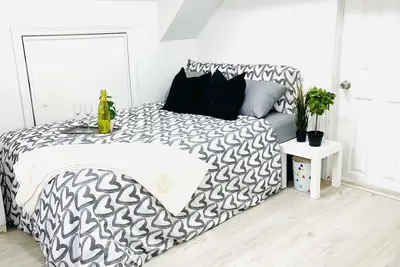 Image de One bedroom basement suite (bus stop right outside)