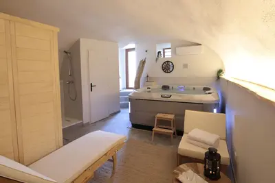 Image de Gîte de charme avec jacuzzi et sauna privatifs