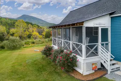 Image de Cozy Tiny House with Mountain Views, Firepit, Deck & Clawfoot Tub