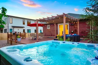 Shakedown St! Hot Tub + Fire Pit + 4 Miles Dt