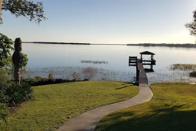 Image de Enjoy fabulous lake views from your porch while sipping on a morning coffee.