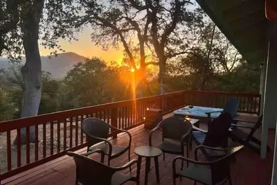 Image de Large recently remodeled home close to Yosemite. Hot tub, Ev, Game room.