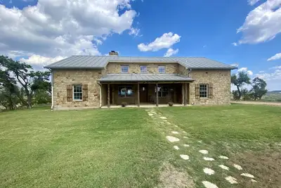 Image de 200 Acre ranch with excellent accommodations.