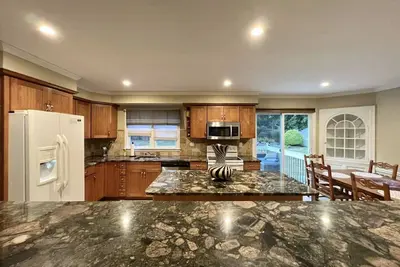 Image de Beautiful, Spacious and Clean 2 Bedroom Pad in center of Stamford!