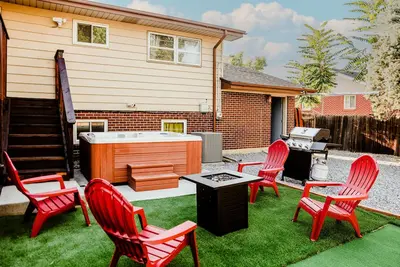 Image de 420Friendly HotTub Theater Arcade Gameroom Putt-Putt