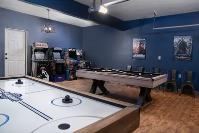 Image de Luxury Clean 2, 654 Sf home Pool, Spa, Arcade Game Room and Home Theatre for 14! !