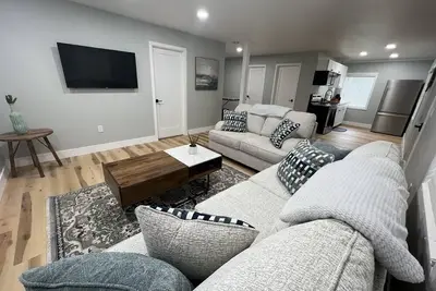 Image de Bayview Bungalow - Sleeps 8 - Steps from the lake and a short drive to Cp & Jet!