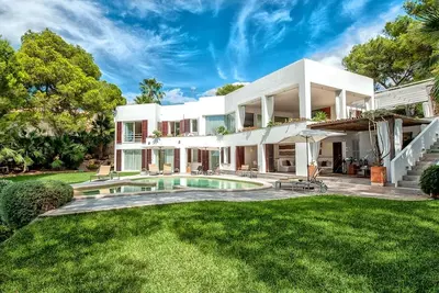 Luxury Villa with Private Pool and direct Access to a Mini Beach! !