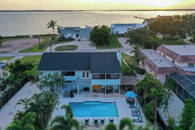 Image de Ocean Views - Huge Pool - Hot Tub - Ping Pong - Bar - King Suite