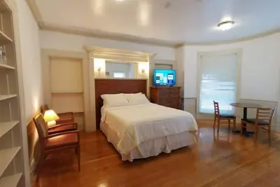 Studio Apt walk to Mcphs, Wpi, St Vincent Hospital