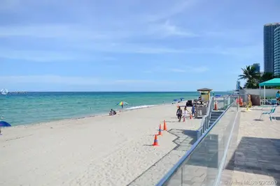 Image de Hollywood Fl spacious condo directly on the beach