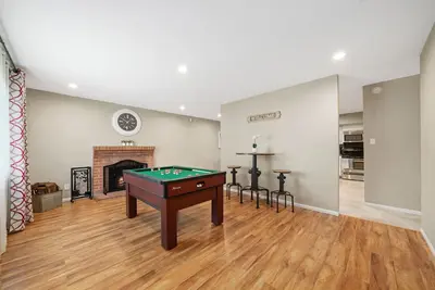 Image de Cozy home with pool table