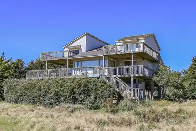 Image de Enjoy beautiful views from this light and airy home!