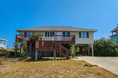 Image de Sip coffee and take in the beautiful ocean views with this oceanfront home!