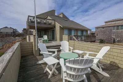 Image de Location, location. . . directly across from the beach access with terrific ocean views