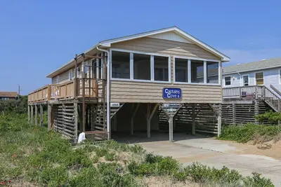 Image de Watch the ocean waves from your front porch!