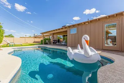 Image de Games Galore - Old Town Scottsdale - Pool - Mini Golf & more!