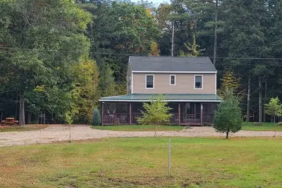 Image de Secluded lake house with water access   to Lake Winni via brook in back yard.