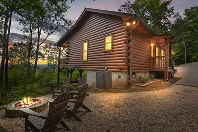 Image de Mountain Views & just mins to City! Wood burning Fireplace, Hot tub, Fire pit