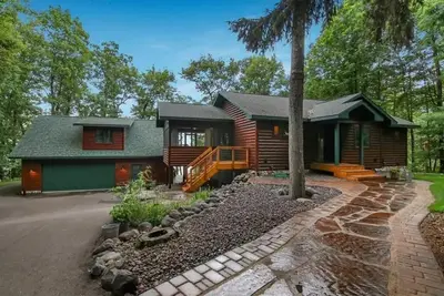 Image de Executive Escape on Lco Stone Lake Hayward Sleeps 10+ Enjoy Fall at the lake!