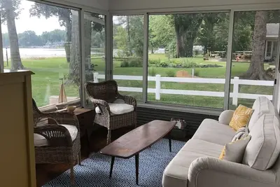 Image de New! Hillsdale Lakefront Cottage on Baw Beese Lake with fishing docks & sunroom!