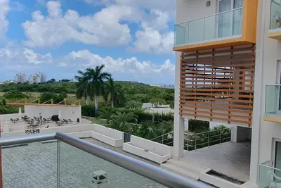 Image de A modern studio, on the 2nd floor and offering both elevator and stair access. \n