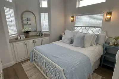 Image de New! Recently updated, cozy bungalow across from the Juno Beach Pier.