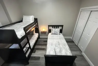 Image de Elegant 2-Bedroom Condo Close to Uptown