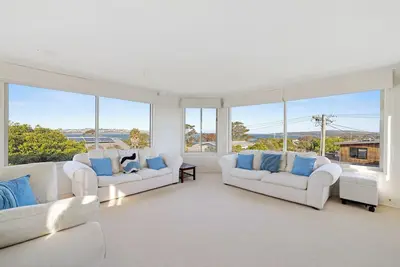 Image de Amazing Views - 3 Story Home on top of the Hill. Wifi