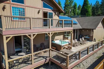 Image de Hot Tub, Game Room, Large Deck w/ Mountain Views, 4bdr | Paw Print by AvantStay