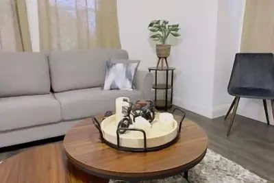 Image de Modern Apartment with Patio located on Beach Block