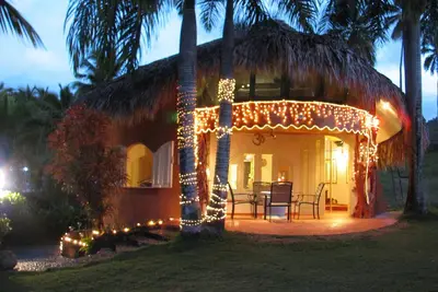 Image de Caracoles House is a \"treasure chest\" of a house that directly overlooks the sea.