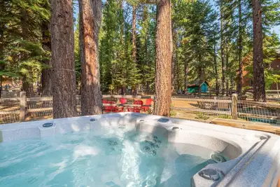Image de Ember Ridge - Lake View Cabin w Guest Unit, Hot Tub, Ping Pong & Pet-Friendly