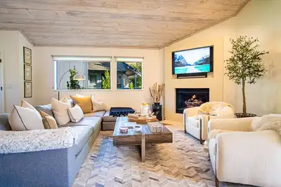Image de 3bd-3ba Ski Chalet - Views + Resort Amenities!