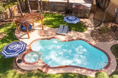 Image de 5br Half-Acre Getaway–Heat Pool, Hot Tub, Ev Charger
