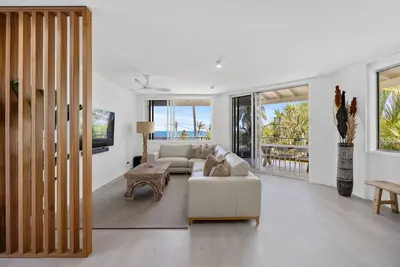 Image de Discover coastal bliss at this 3-bed apartment with mesmerizing ocean views.