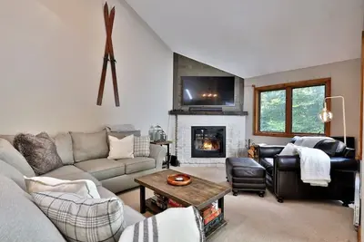 Image de Ski Condo With Direct Slope Access and Cozy Fireplace