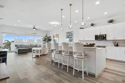 Image de Penthouse Palms Getaway | Poolside Bliss & Stunning Views!