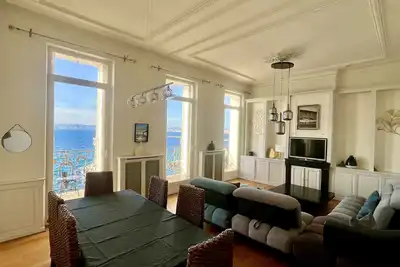 magnifique appartement avec balcon sur la célèbre Corniche Kennedy face à la mer