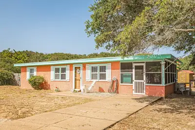 Image de K2118 Oh So Sandy! Historic Oceanside Flat Top! Steps from Beach. Short Stays Welcomed!
