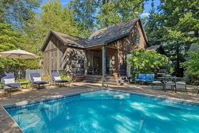 Image de Juniper Presents: Modern Lakehouse Oasis with Pool + Fire Pit