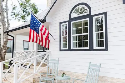 Image de Fayetteville Farmhouse near Round Top a block from the square and restaurants