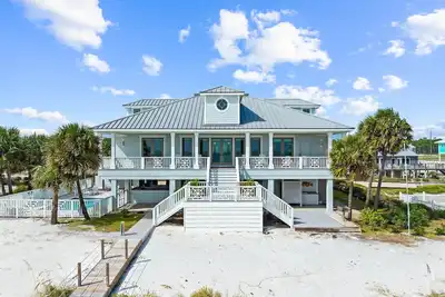 Image de Grand View: 8br Beachfront on East End- Priv. Pool, Sleeps 22!