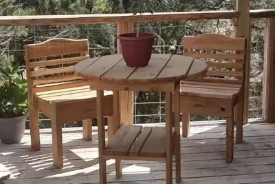 Image de The Boulderdash Bird House studio apt! Wonderful tree top setting, in nature!