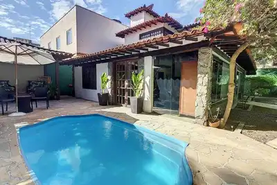 Image de Casa com Piscina e 5 Quartos em Região Central da Cidade Próximo as Praias